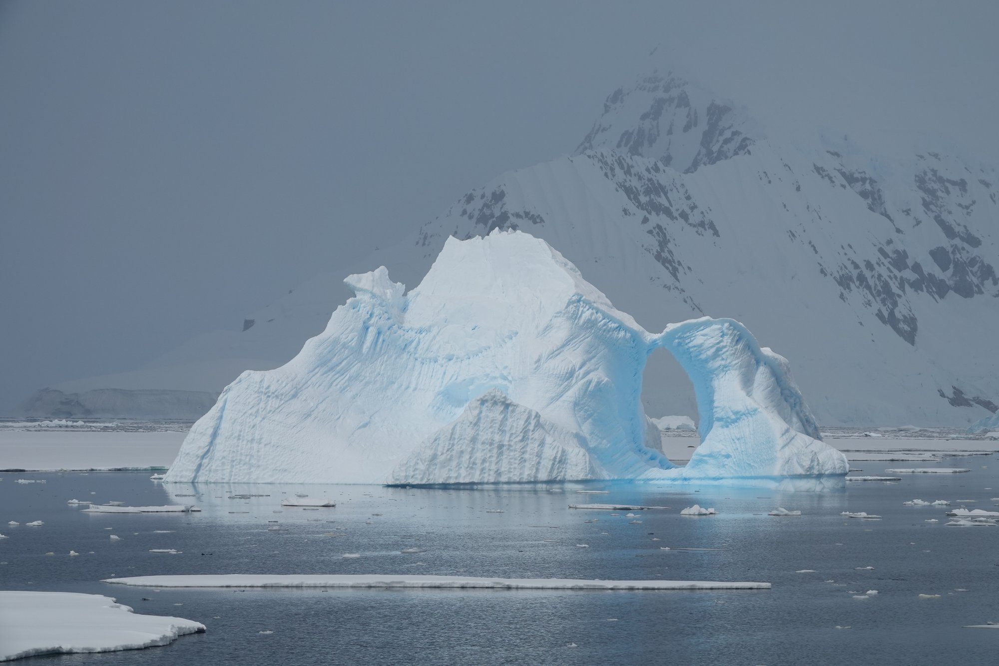 Iceberg avec arche Iceberg avec arche