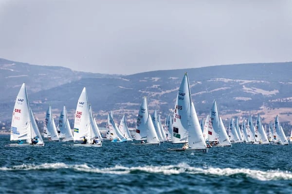 depositphotos_161153808-stock-photo-athletes-yachts-in-action-during